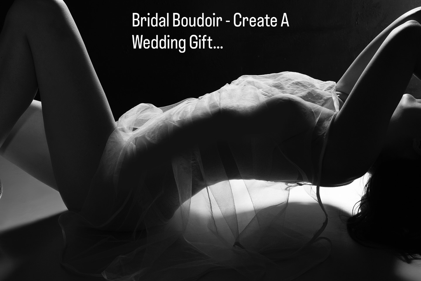 ✨ Bridal Boudoir Magic ✨
Looking for the ultimate wedding gift for your fiancé? 💍

Step into your wedding lingerie and let me guide you through flattering, artistic poses that celebrate you — your confidence, your beauty, your love story.