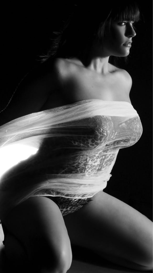 ⭐️🥂 Brides Lookbook
⬇️ The Boudoir Experience Every Bride Deserves 🤍✨

Everything you need to know before booking 😘

📍 Location
Private studio near Marlow (west London) with easy parking.